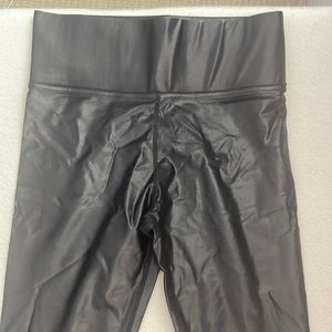 NWT CARBON LIQUID BLACK LEGGINGS SIZE L